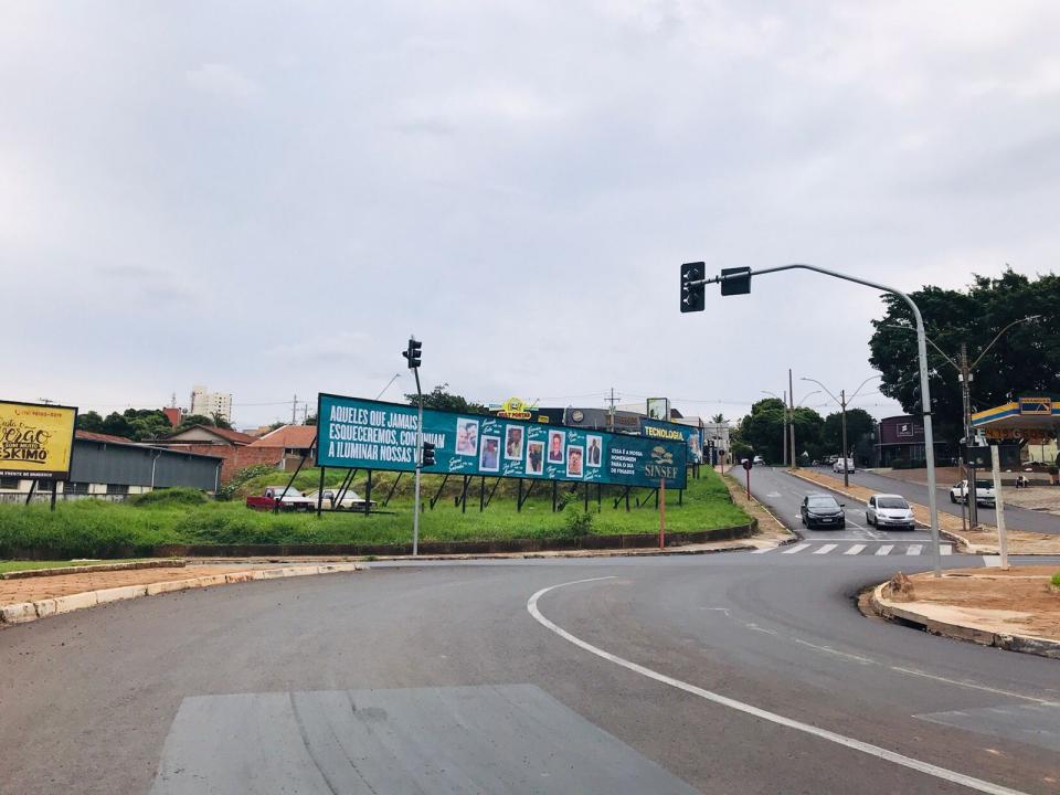 Foto 4 de 13 — Outdoors homenageiam pessoas falecidas em campanha para o Dia de Finados